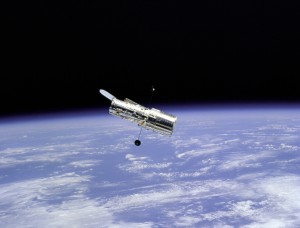 Hubble_Space_Telescope_and_Earth_Limb_-_GPN-2000-001064